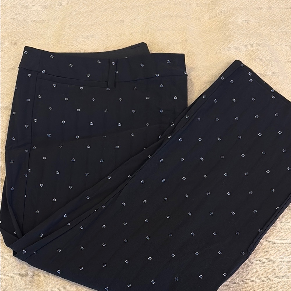 NWT 18 Lane Bryant Black Pants w/ White Blue Floral Pattern slim capris cropped